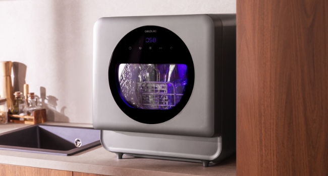 Serie de imágenes que muestran lo que parece ser un dispositivo electrónico blanco con bordes redondeados y una pantalla o ventana circular oscura.