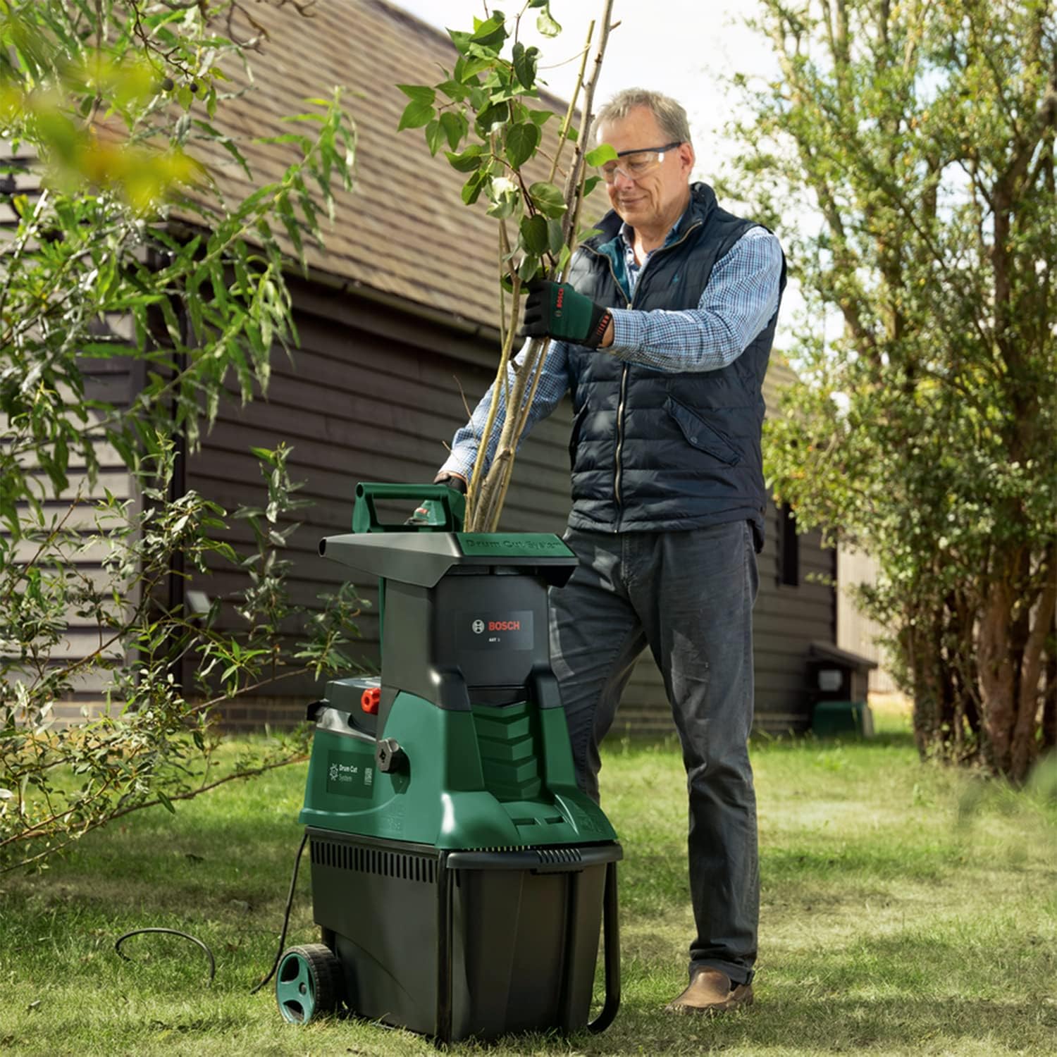Bosch Turbinenhäcksler AXT 25 TC (2.500 W; geeignet für Holz und harte Gartenabfälle; inklusive Gartenhandschuhe; integrierte Fangbox 53 l; in Karton) –   Edition