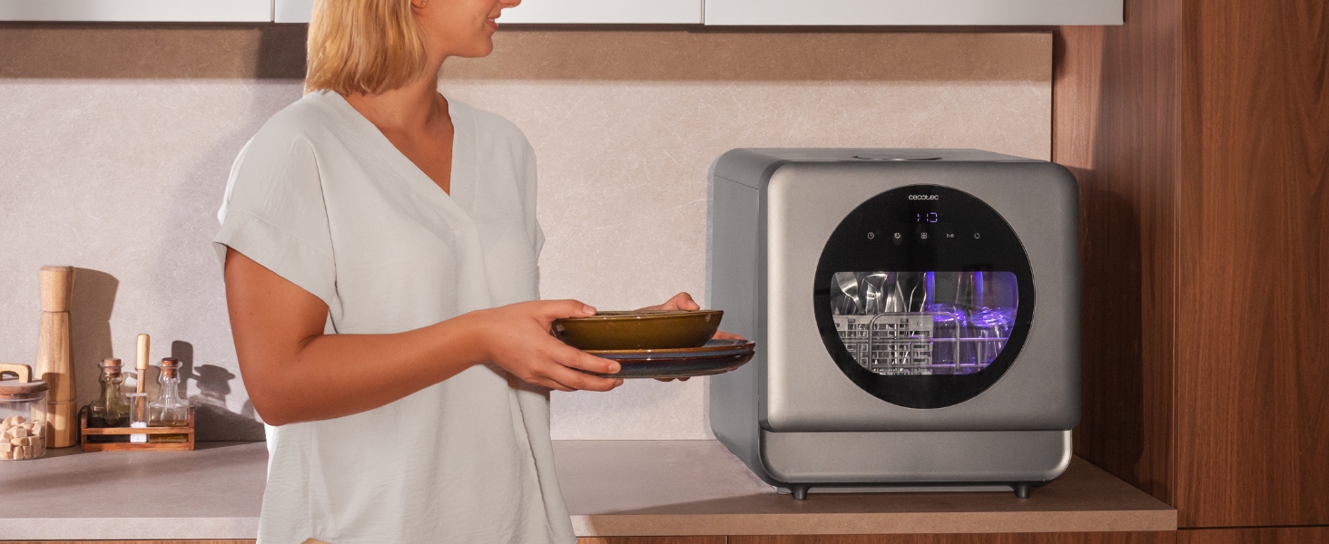 Serie de imágenes que muestran un aparato de cocina moderno con pantalla digital que se utiliza para preparar alimentos en la encimera.