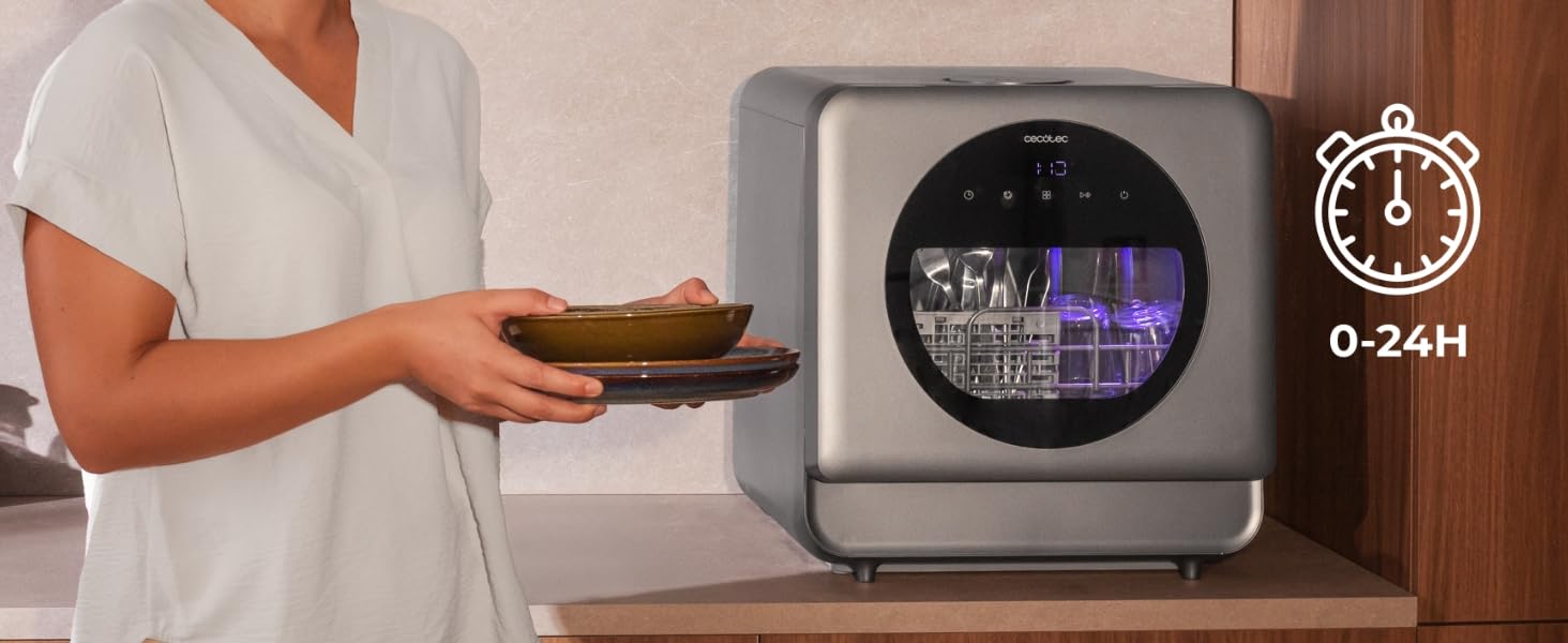 Pantalla digital que muestra «0:24 M» en la interfaz de microondas. Persona que demuestra el uso de un horno microondas con un fondo de armario blanco.
