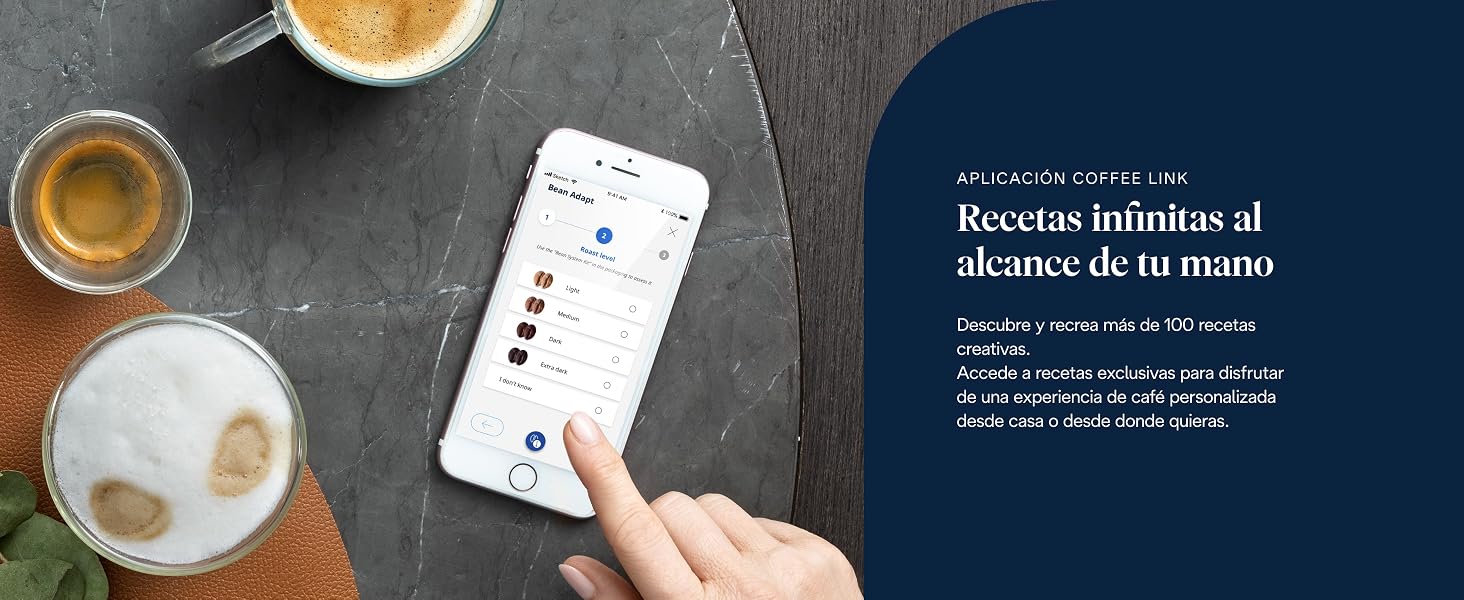 Las capturas de pantalla de la interfaz de la aplicación digital que muestran contenido relacionado con el café con tonos cálidos y tazas de café en segundo plano parecen ser una aplicación para pedir bebidas o para servir café.