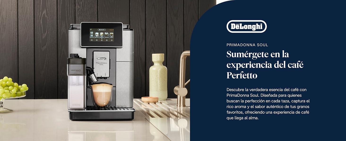El texto dice «Sumergete en la experiencia del café» con el logotipo de DeLonghi. Pantalla de la interfaz de la máquina de café con el entorno de la cocina visible.