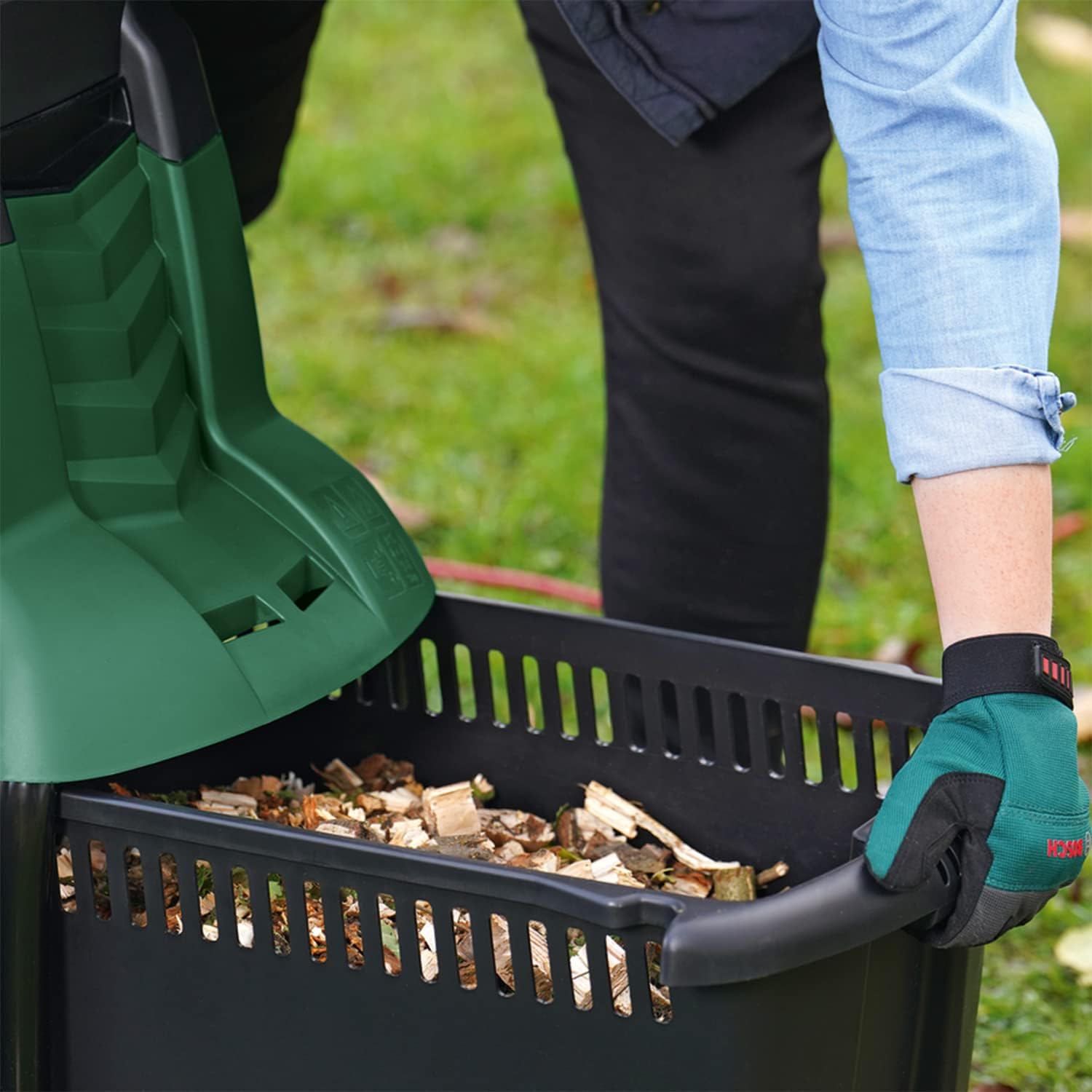 Bosch Turbinenhäcksler AXT 25 TC (2.500 W; geeignet für Holz und harte Gartenabfälle; inklusive Gartenhandschuhe; integrierte Fangbox 53 l; in Karton) –   Edition