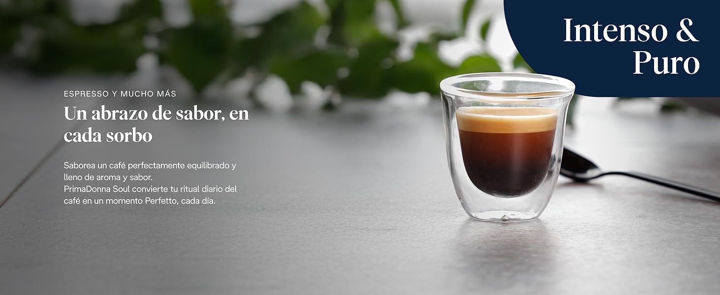 El texto dice «Intenso &amp; Puro». Foto del producto Lifestyle que muestra una taza de café de vidrio de doble pared con una bebida oscura sobre un fondo borroso.