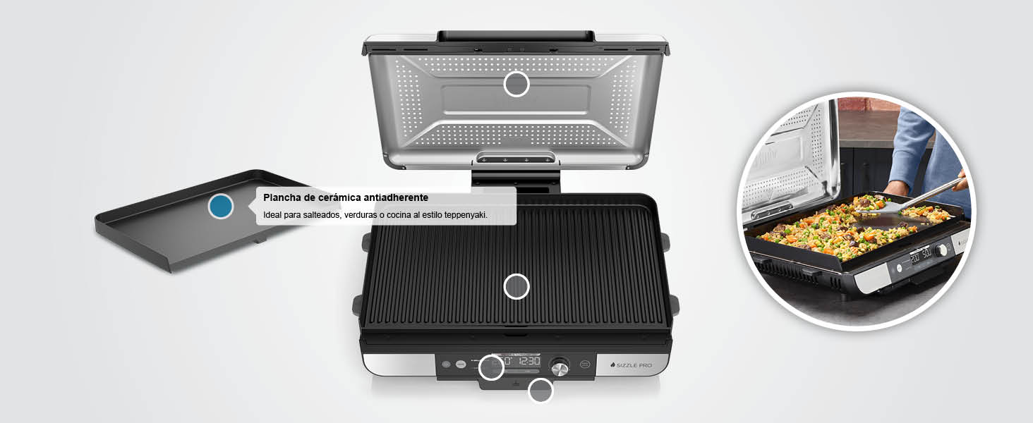 Parrilla eléctrica con placas de cocción extraíbles planas y estriadas que se muestran desde varios ángulos. Cuenta con una superficie de cocción lisa a la izquierda y una superficie de parrilla estriada a la derecha, con un recuadro circular que muestra los alimentos que se están cocinando.