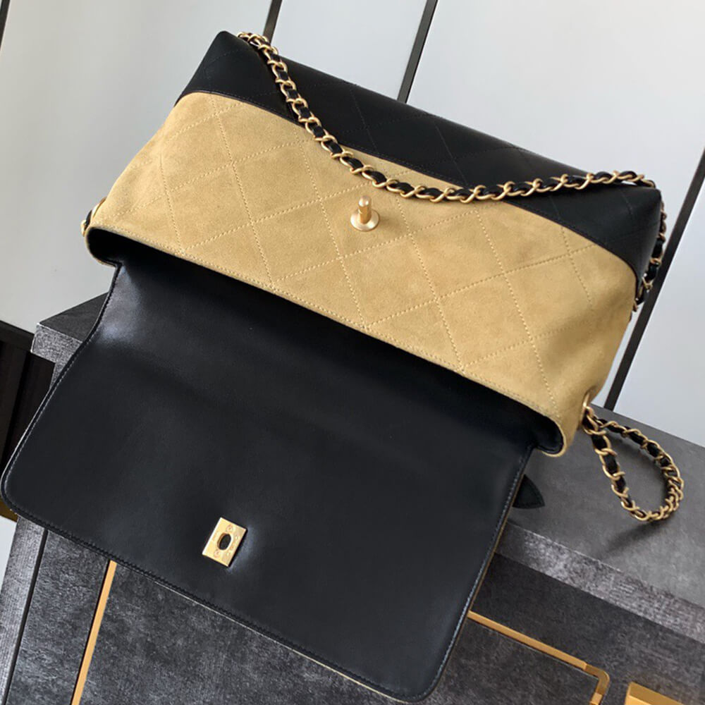 Chanel Bag on 25 Fashion Show - Replica Luxury Bags™