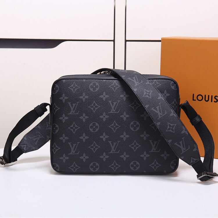 LV Outdoor Messenger Men's Bag - Replica Luxury Bags™