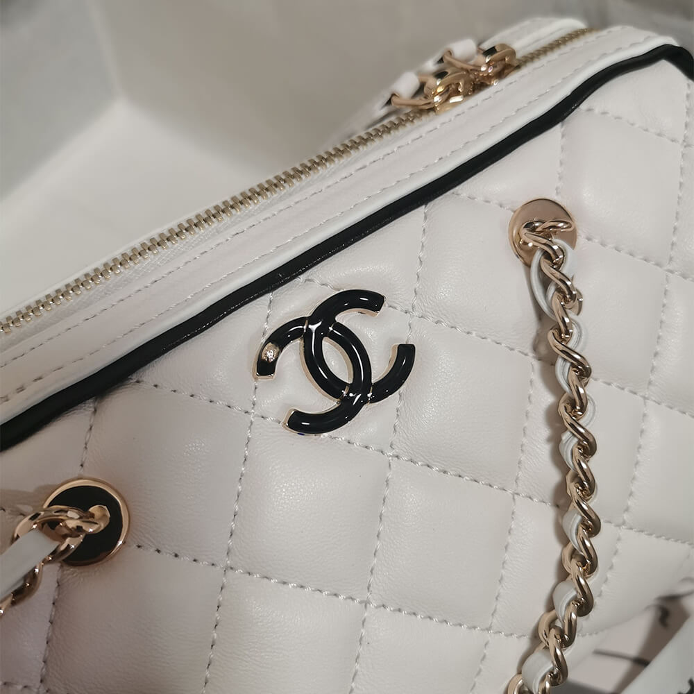 Chanel Clutch Bag with Chain - Replica Luxury Bags™