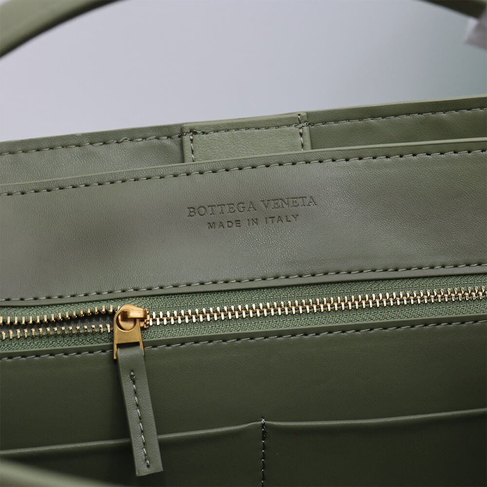 Bottega Veneta Medium Andiamo Bag - Replica Luxury Bags™