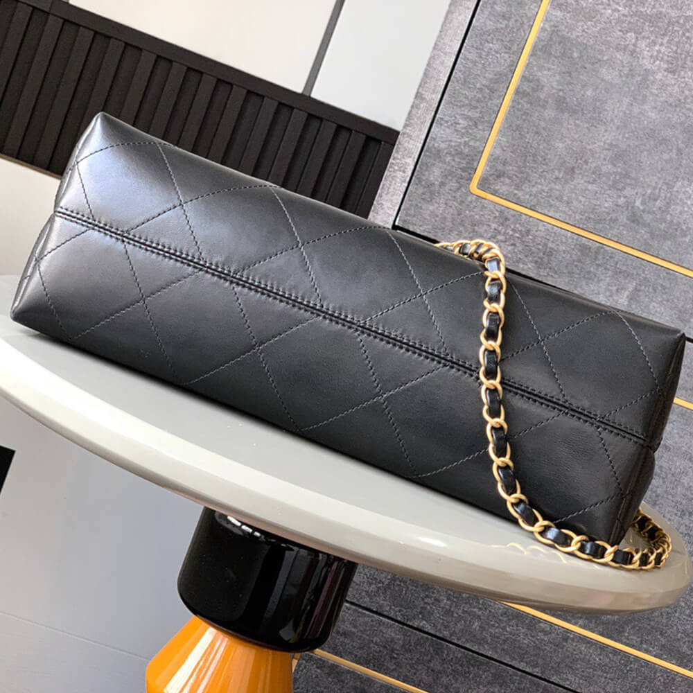 Chanel Bag on 25 Fashion Show - Replica Luxury Bags™