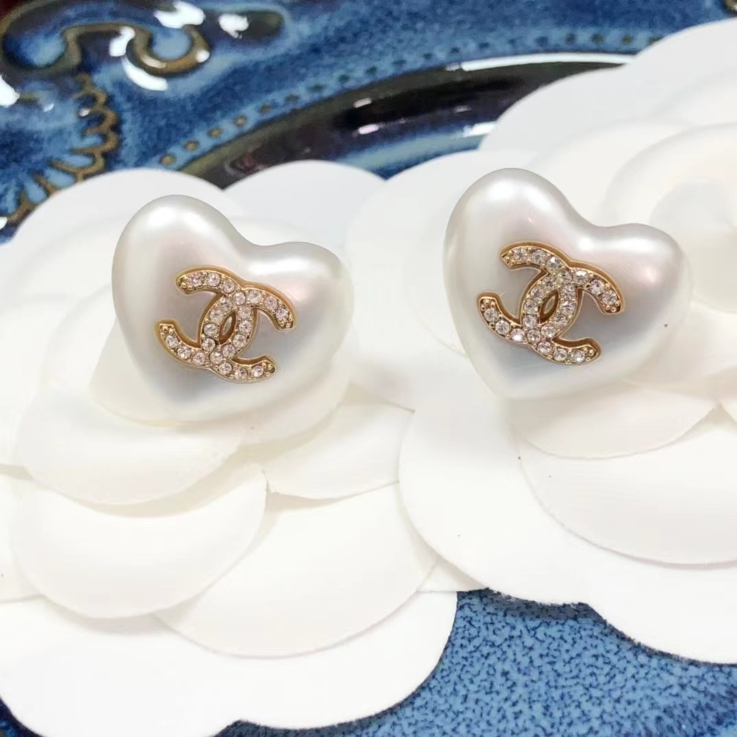 Chanel Love Heart Pearl Stud Earrings - Rep Fashion™
