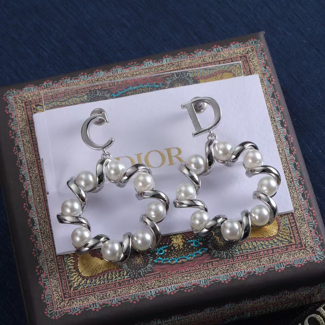 Dior Asymmetric CD Twisted Pearl Earrings - Rep Fashion™