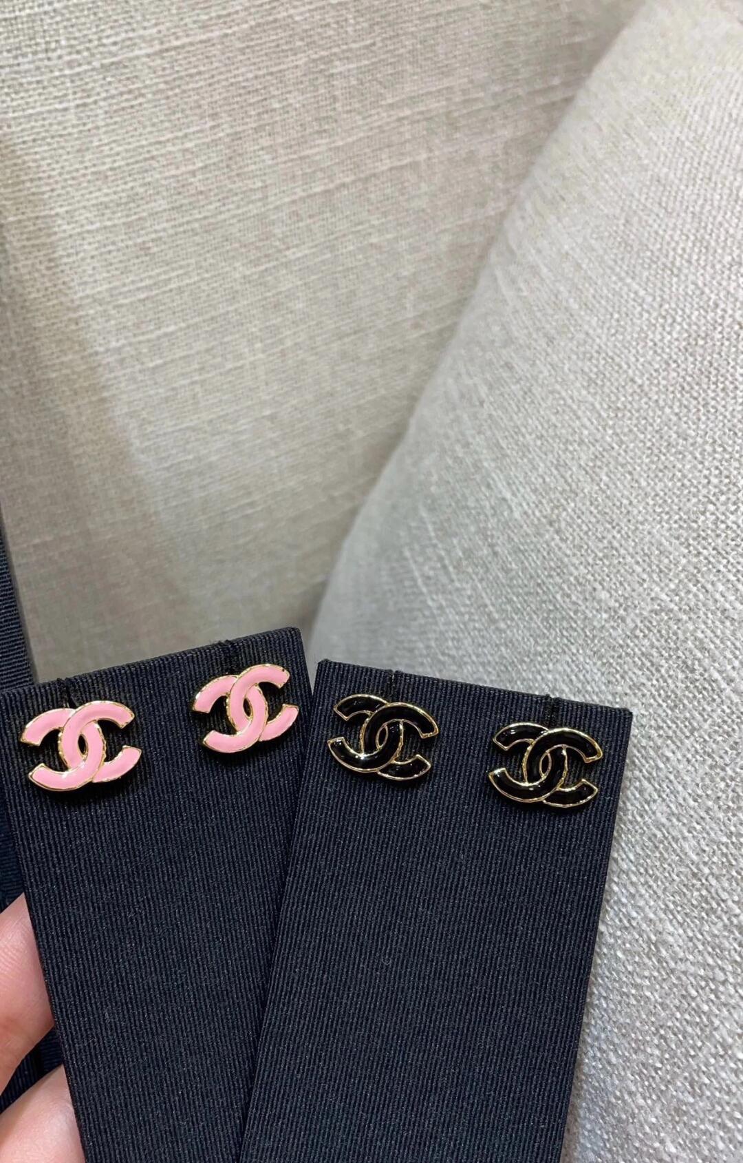 Chanel Pink Enamel CC Earrings - Rep Fashion™