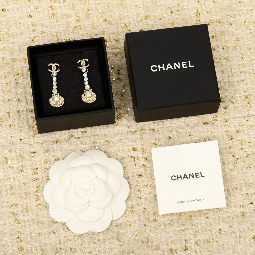Chanel Rhinestone Shell Earrings - Rep Fashion™