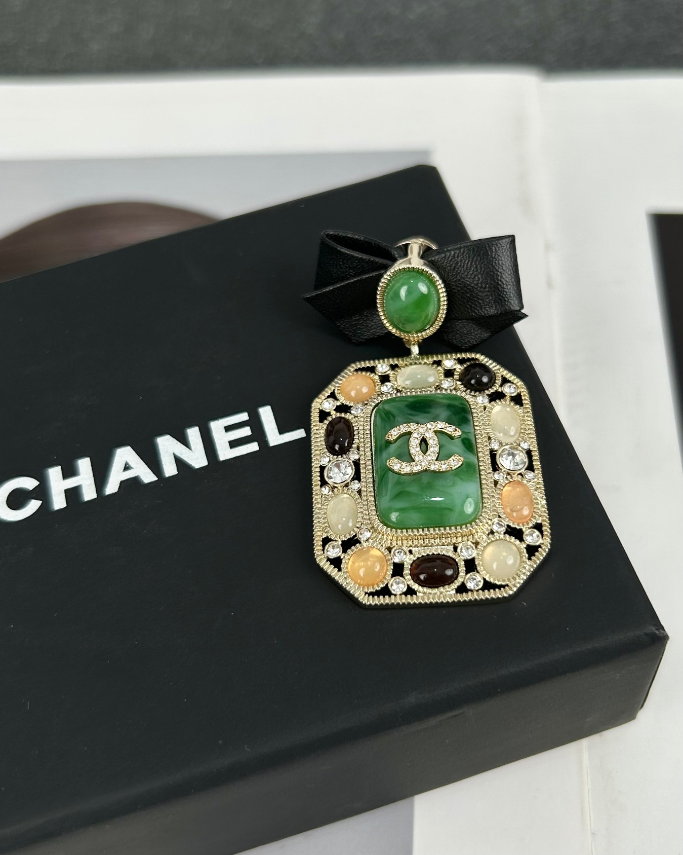Chanel Leather Bow Multigem Emerald Brooch - Rep Fashion™