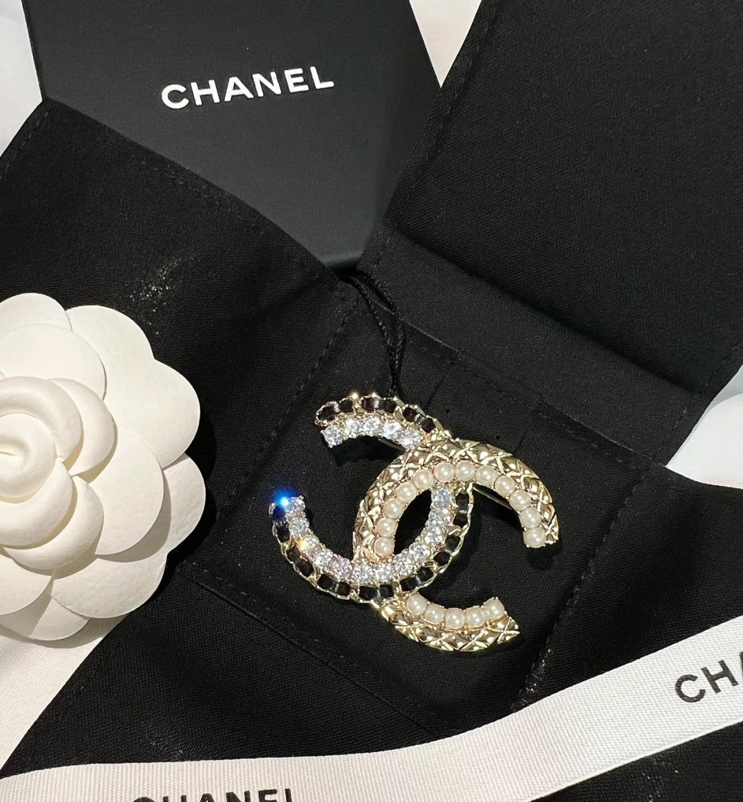Chanel Leather Diamond Pearl CC Brooch - Rep Fashion™