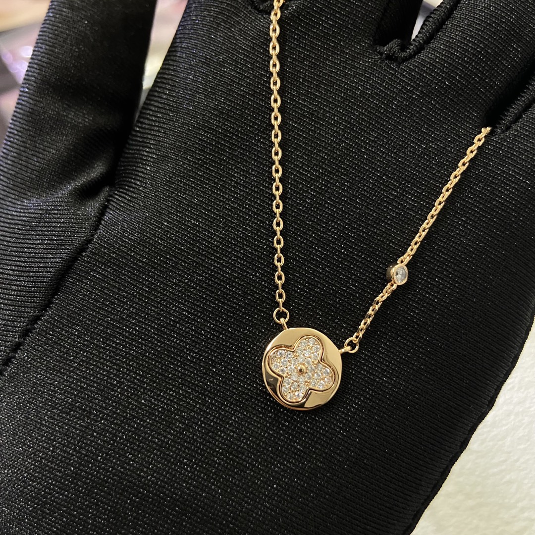 Louis Vuitton Diamond Round Sun Blossom Pendant Necklace in Yellow Gold - Rep Fashion™