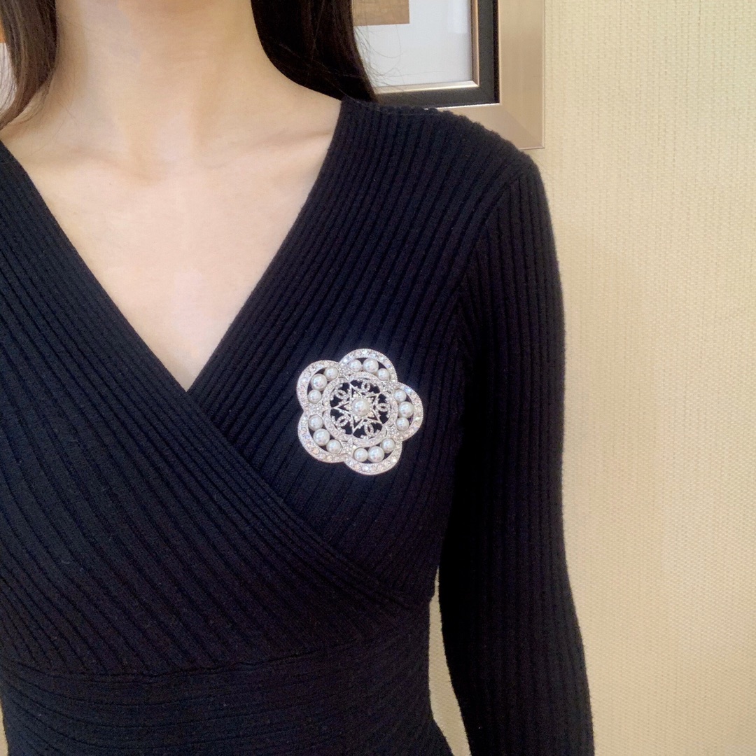 Chanel Swarovski Diamond Paved Pearl Camellia Brooch - Rep Fashion™