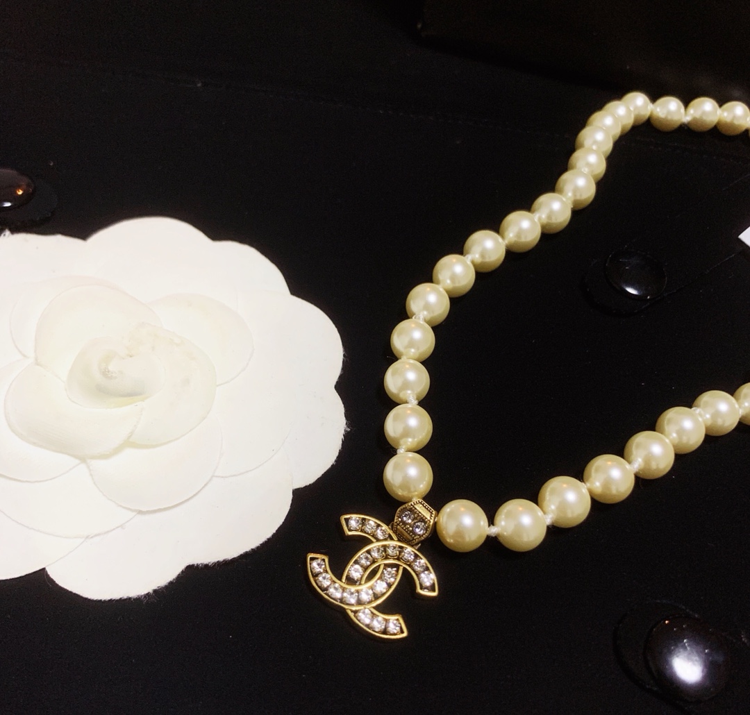 Chanel Vintage Pearl Choker with CC Pendant Necklace - Rep Fashion™