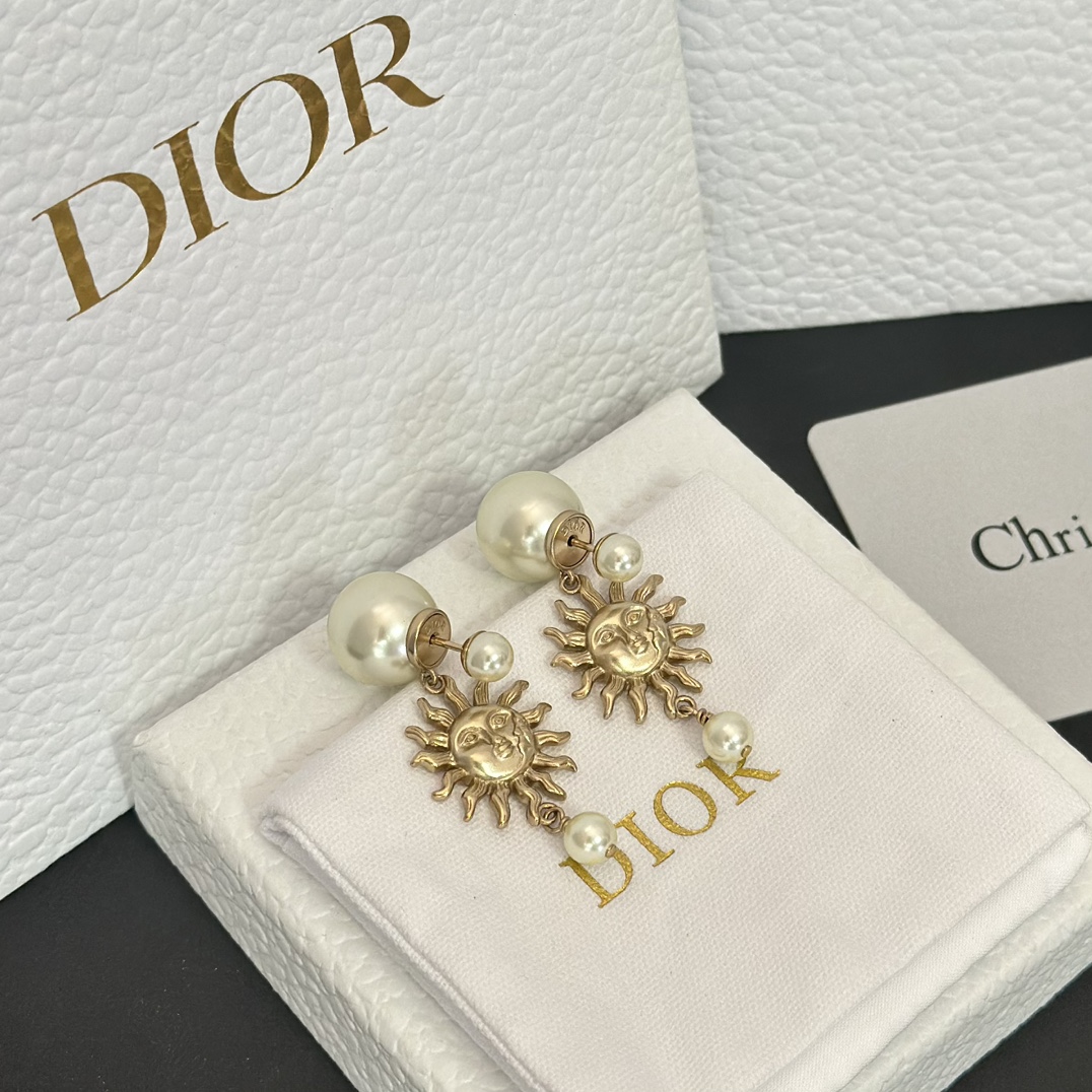 Dior Sun Face Pearl Earrings - Rep Fashion™