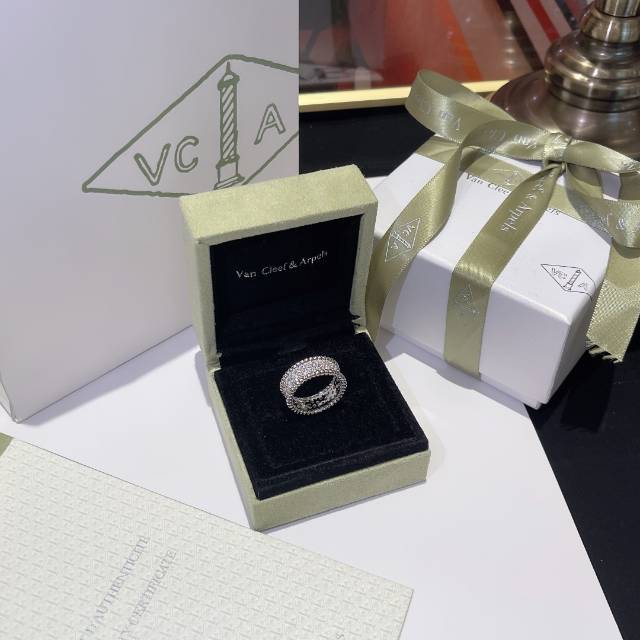 VCA Wide Perlee Diamonds Ring - Rep Fashion™