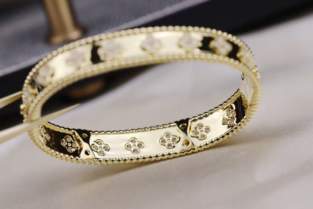 VCA Perlee Clovers Bracelet, Medium Bangle - Rep Fashion™