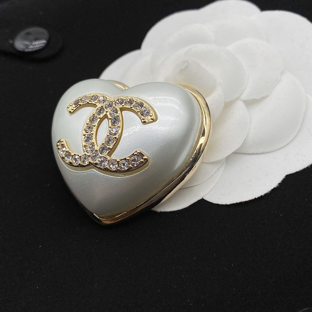 Chanel White Heart Brooch - Rep Fashion™