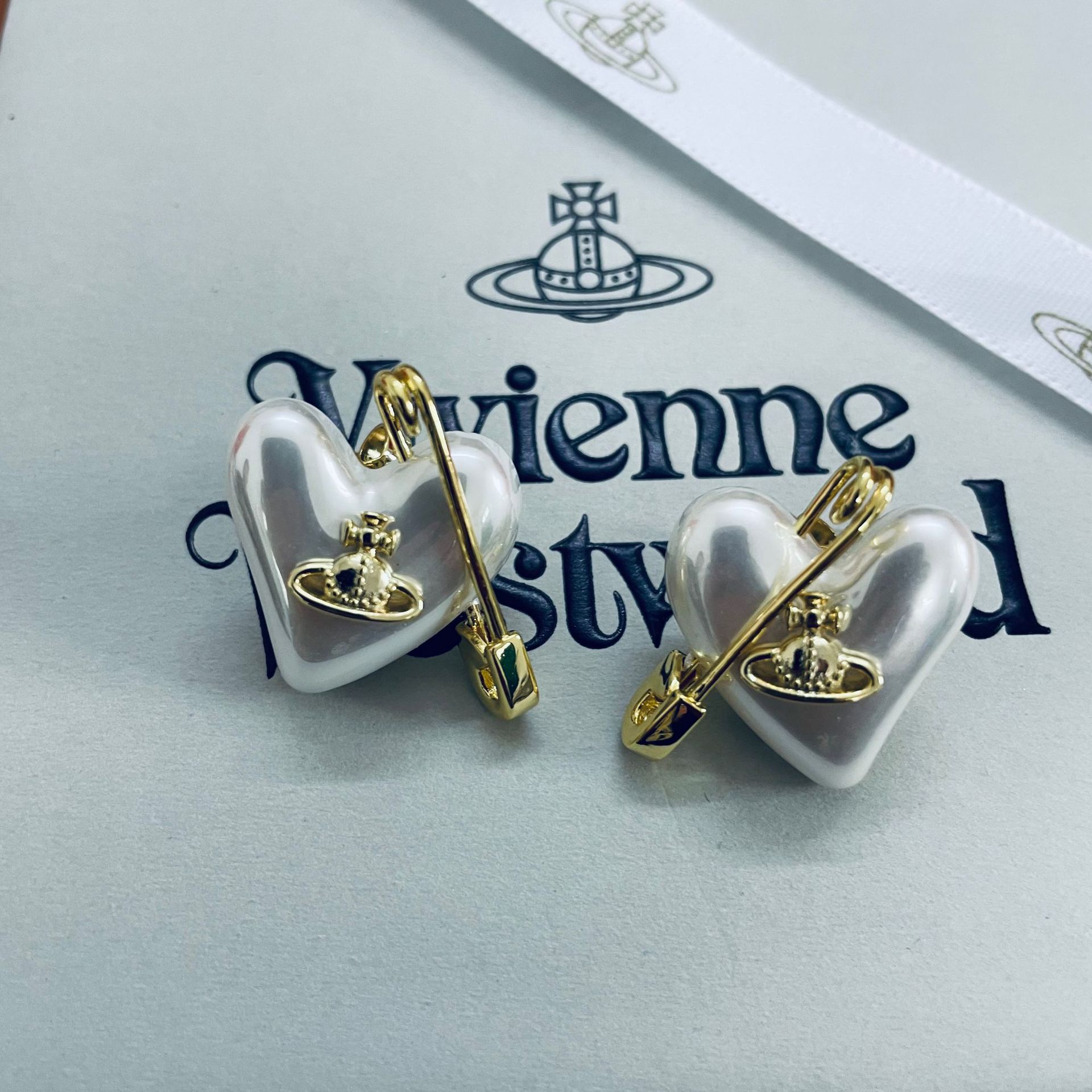 Vivienne Westwood Heart Paperclip Saturn Stud Earrings - Rep Fashion™