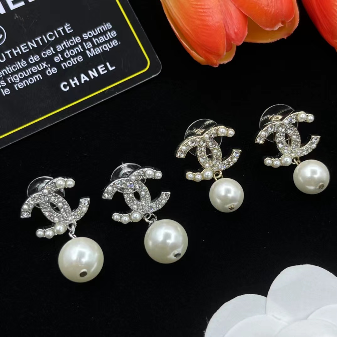 Chanel Prom Pearl Dangle Earrings - Rep Fashion™