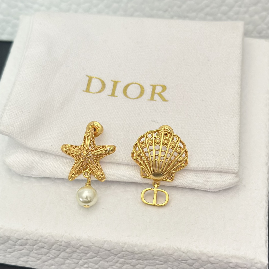 Dior Asymmetric Starfish and Shell Pearl Earrings - Rep Fashion™