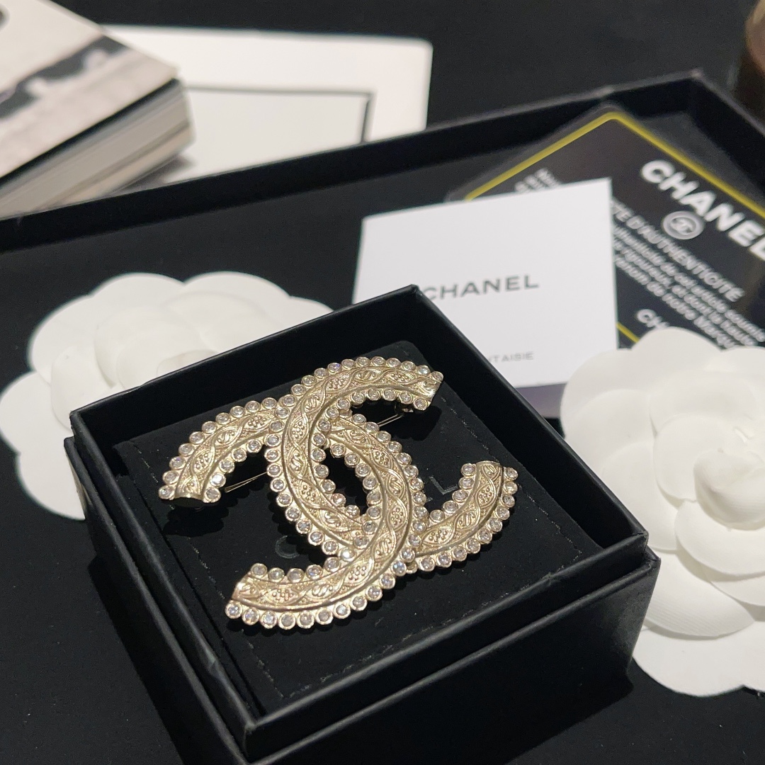 Vintage Chanel Light Gold CC Twist Brooch - Rep Fashion™