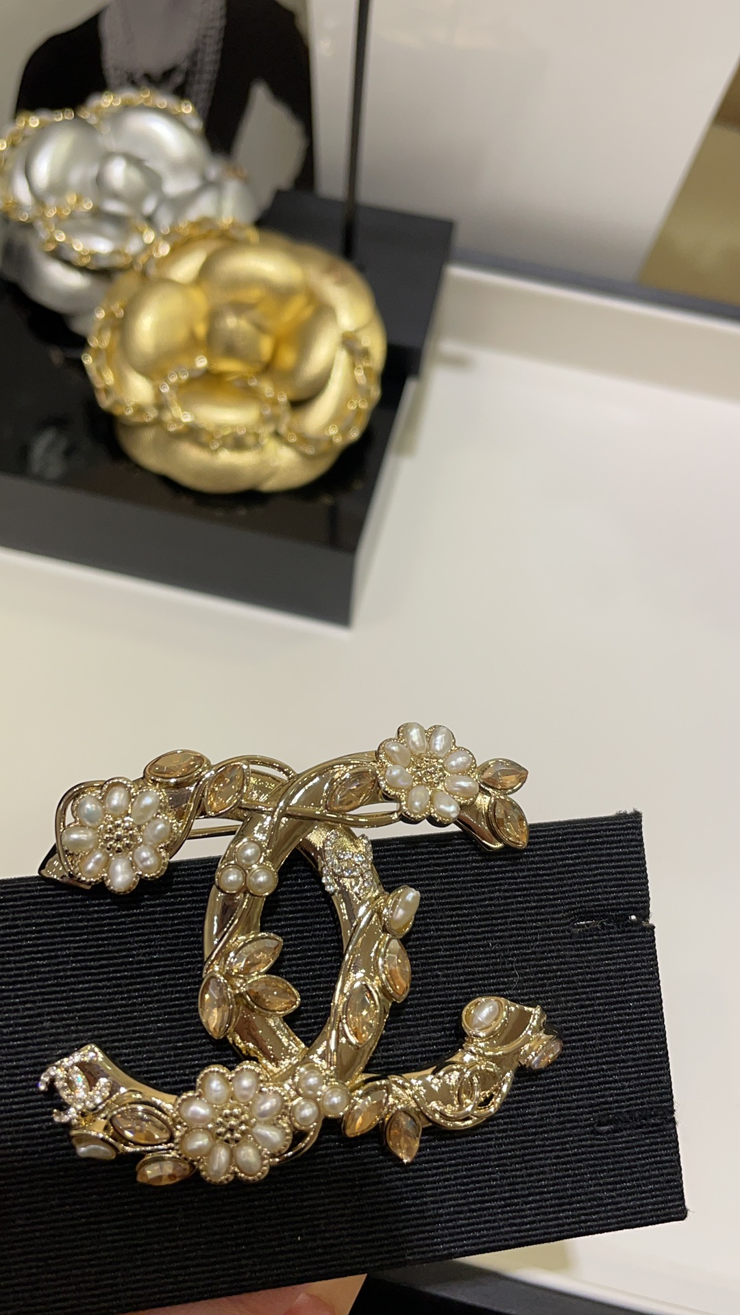 Chanel Weath Flower Vine CC Brooch - Rep Fashion™