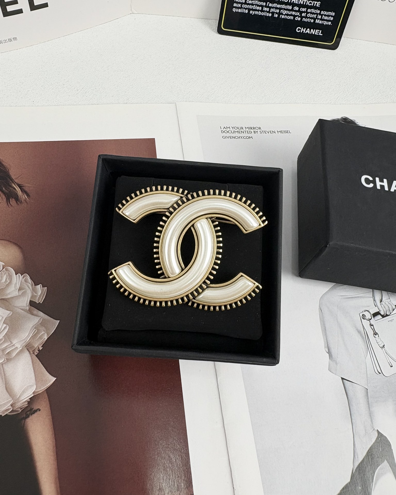 Chanel Vintage White CC Brooch - Rep Fashion™