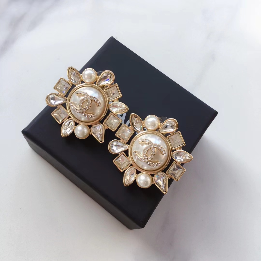 Chanel Large Round White Stud Earrings - Rep Fashion™