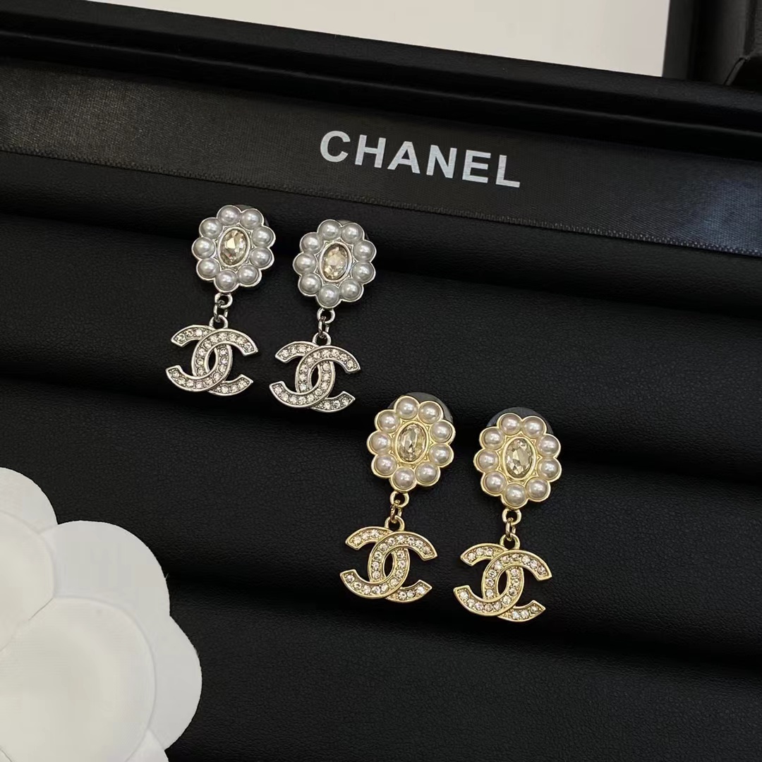 Chanel Pearl Flower Stud Earrings - Rep Fashion™