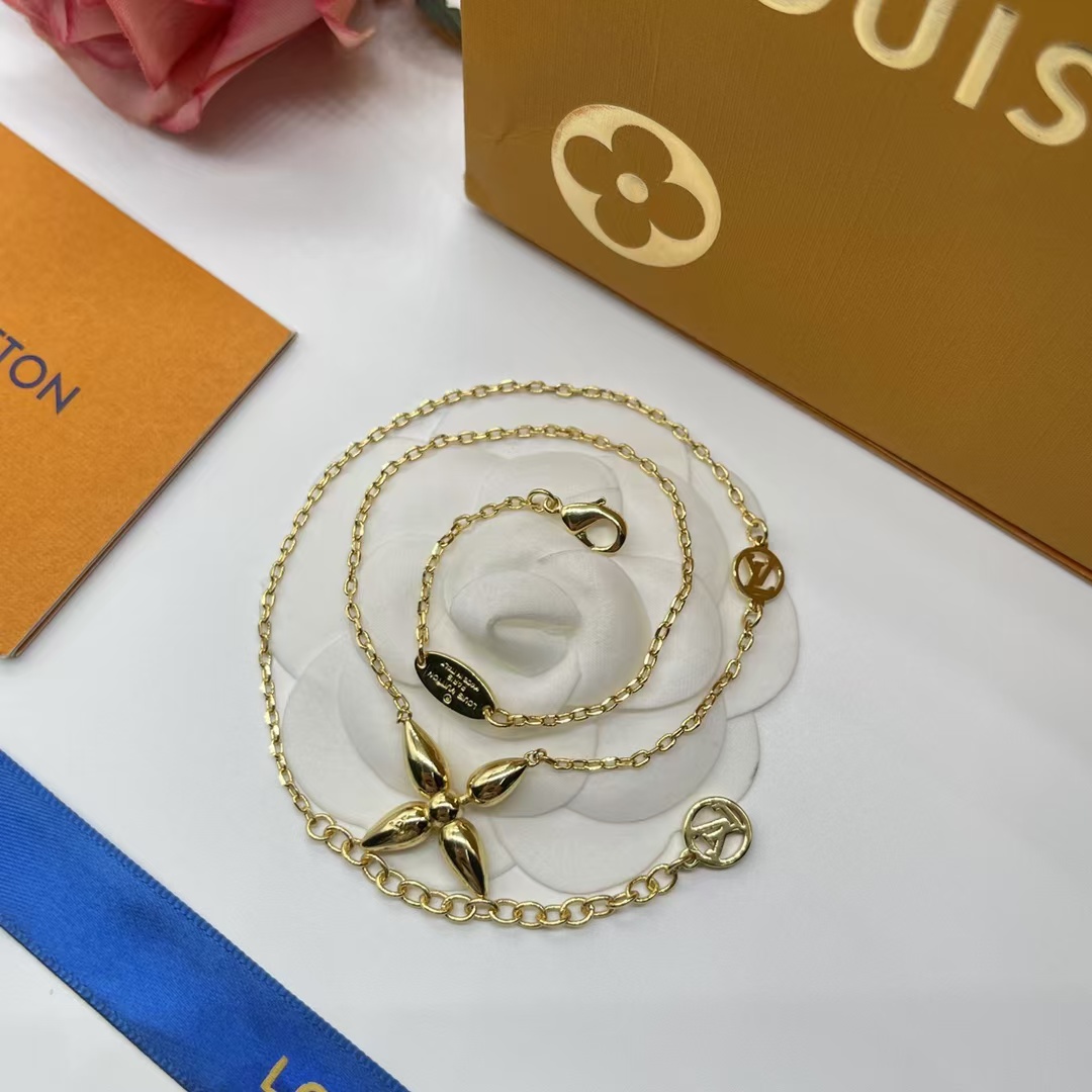 Louis Vuitton Dainty Star Pendant Necklace - Rep Fashion™