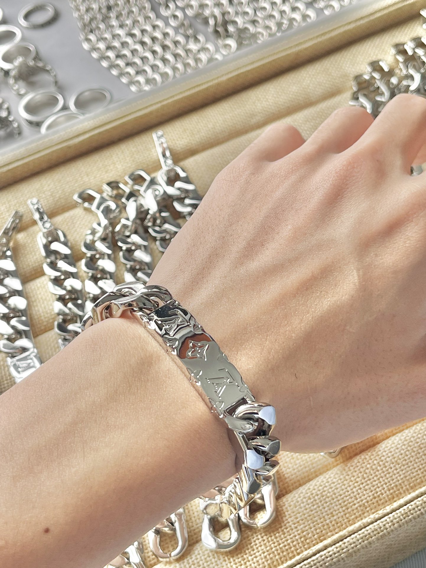 Louis Vuitton Men's Silver Color Chunky Cuban Bracelet - Rep Fashion™