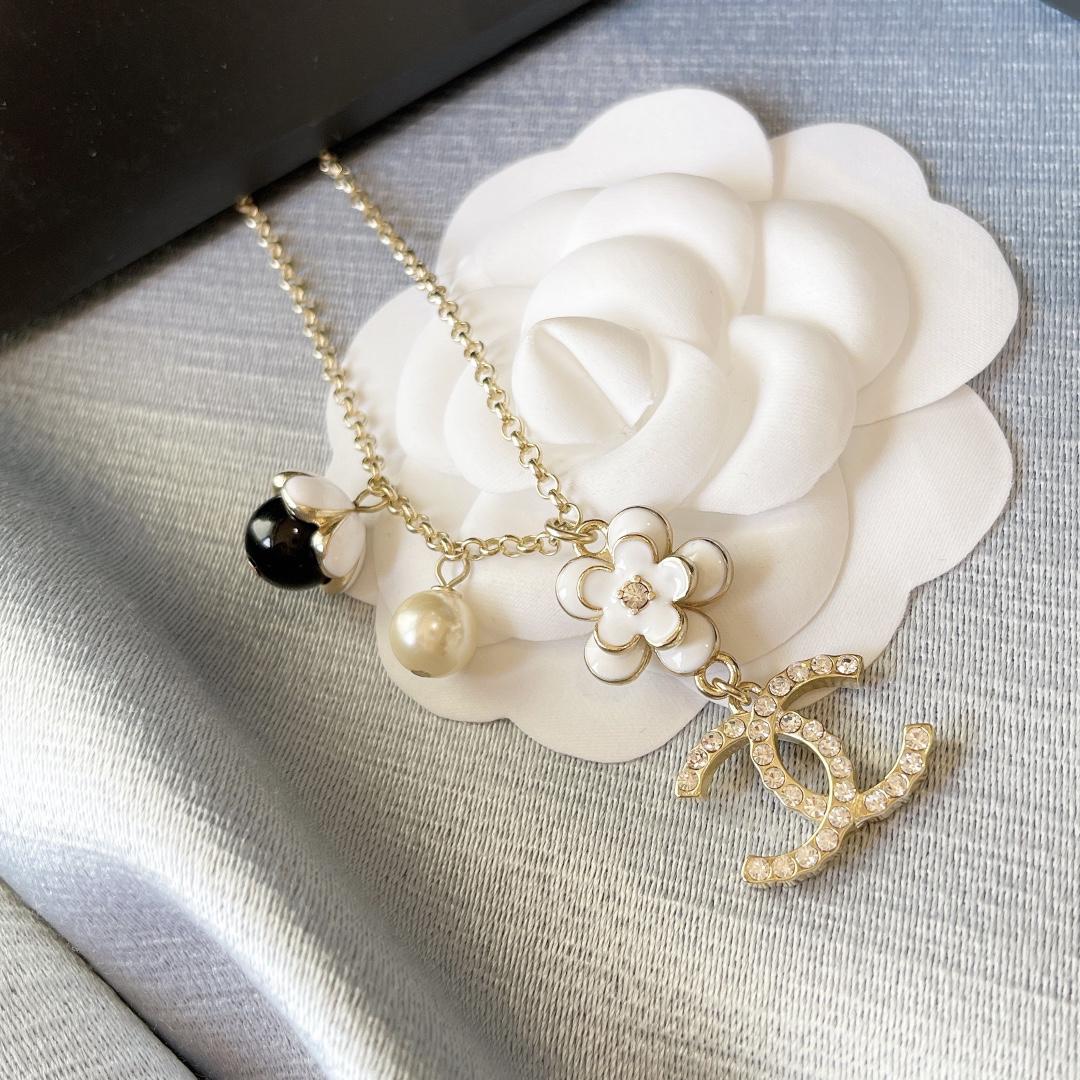 Chanel Flower Pearl Diamond Paved CC Pendant Necklace - Rep Fashion™