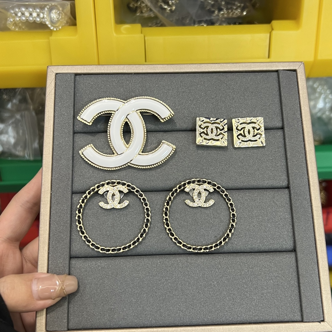 Chanel Black and White Enamel Gold Edge Brooch - Rep Fashion™