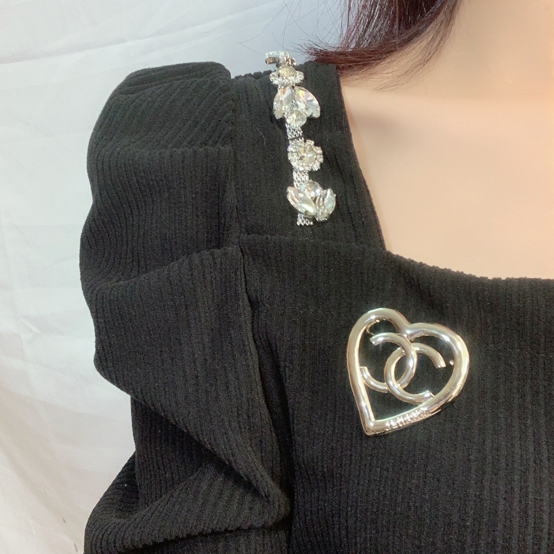 Chanel Hollow Heart CC Brooch - Rep Fashion™