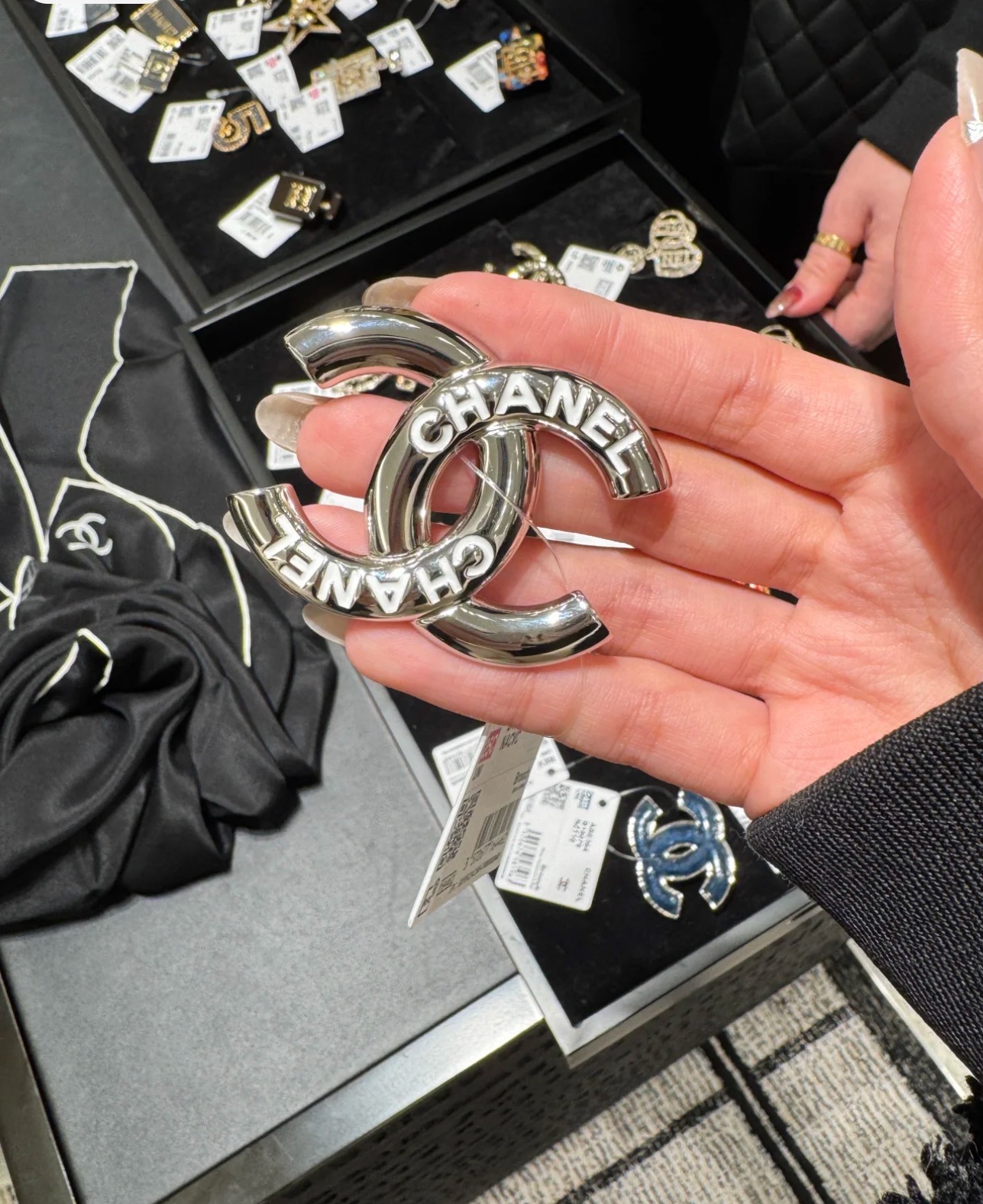 Chanel Letter White Enamel CC Silver Brooch - Rep Fashion™