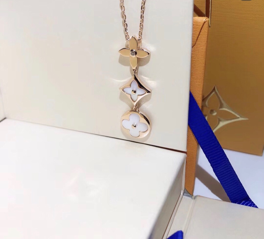 Louis Vuitton White Mother of Pearl 3 Blossom Flowers Necklace - Rep Fashion™