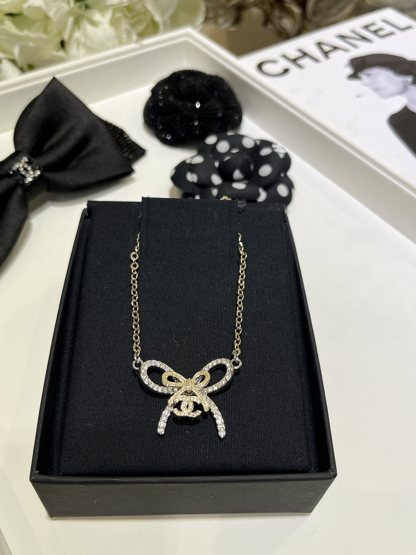 Chanel Color-blocked Full Rhinestones Bow Necklace - Rep Fashion™