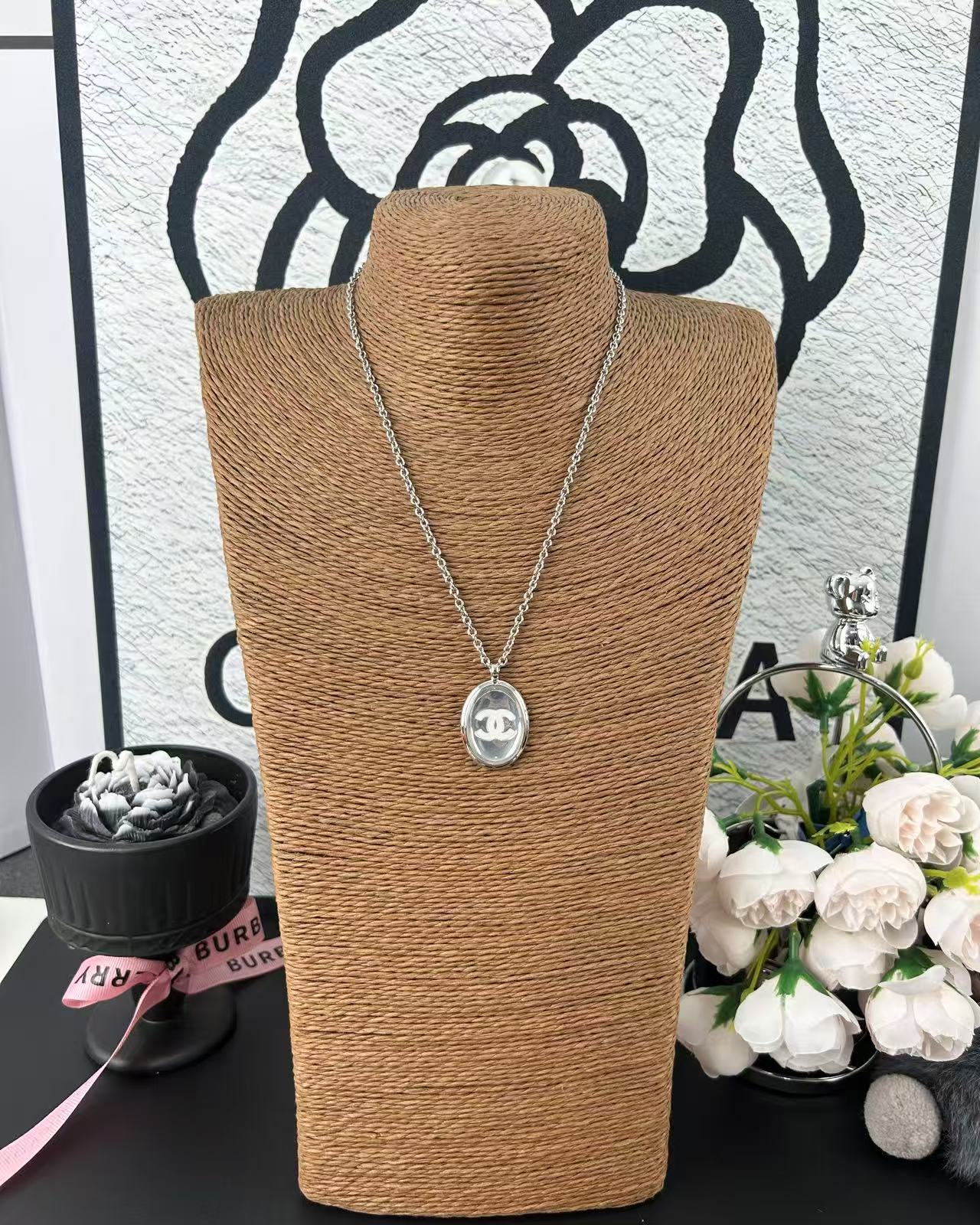 Chanel Silver Mirror Surface Oval Pendant Necklace - Rep Fashion™