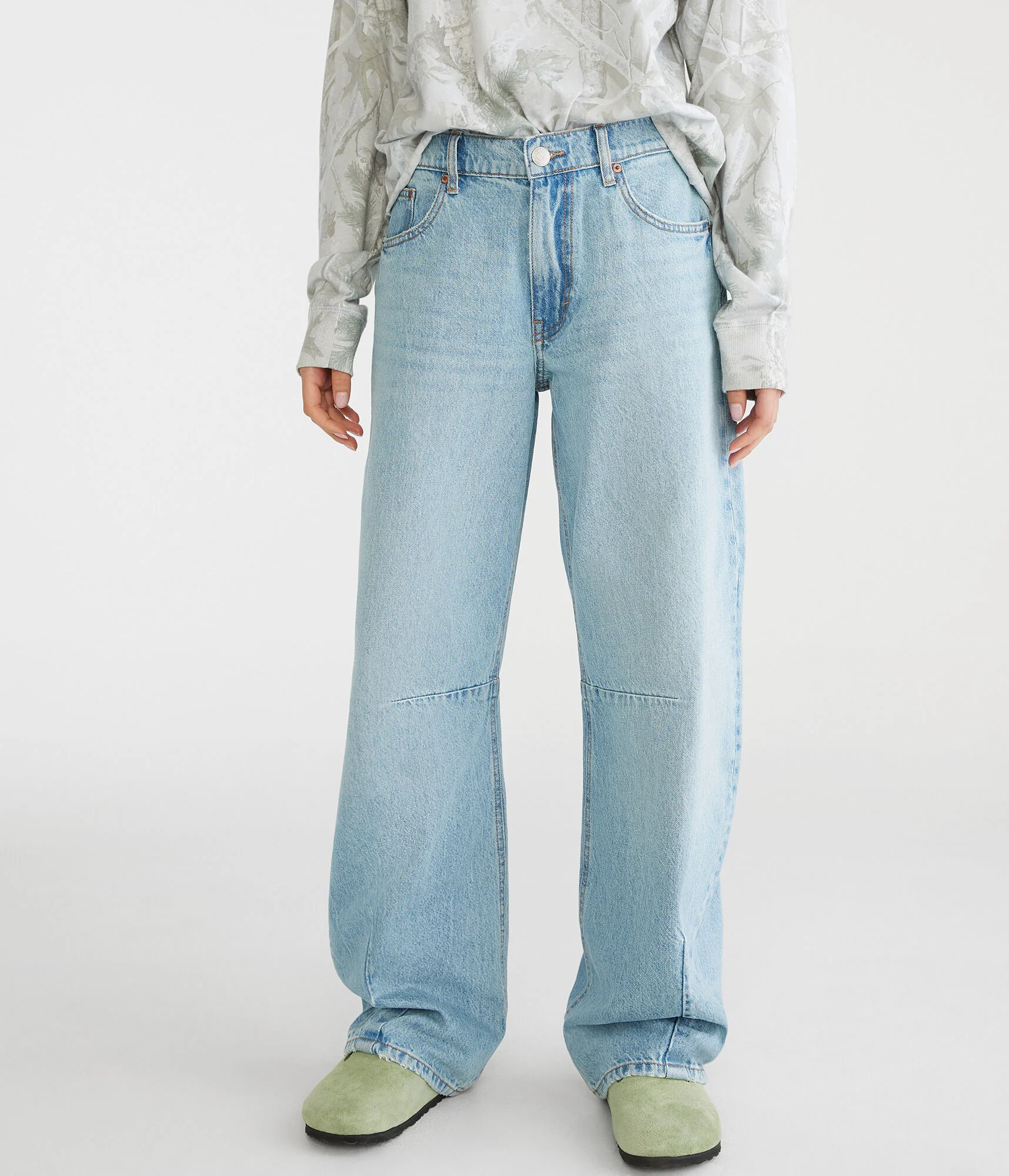 Aeropostale Low-Rise Baggy Barrel Jean
