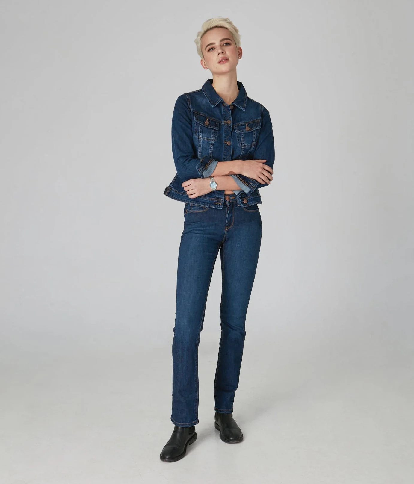Kristine-CSN Mid-Rise Straight Jeans