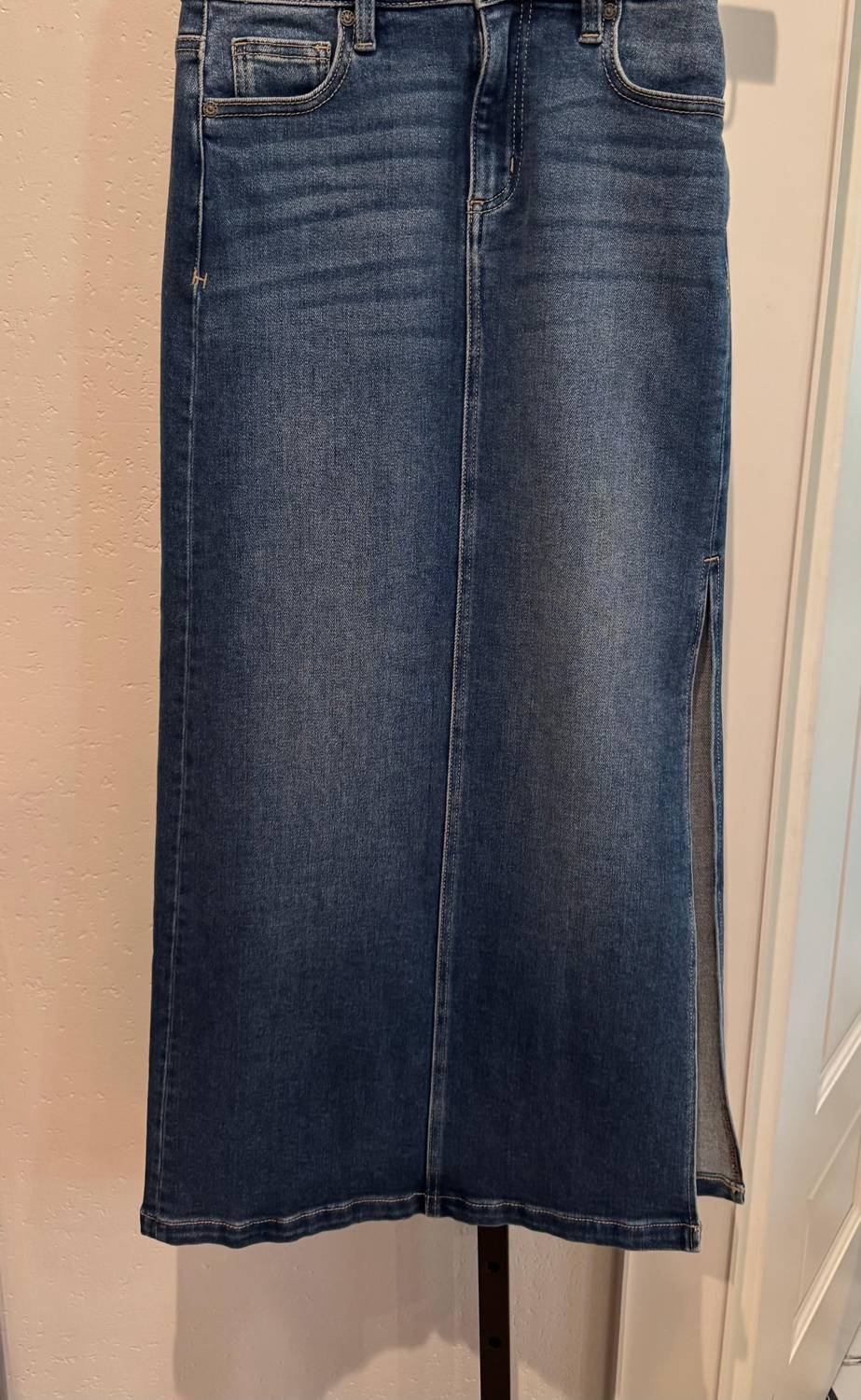 Women's Peyton Midi Denim Skirt In Dark Wash