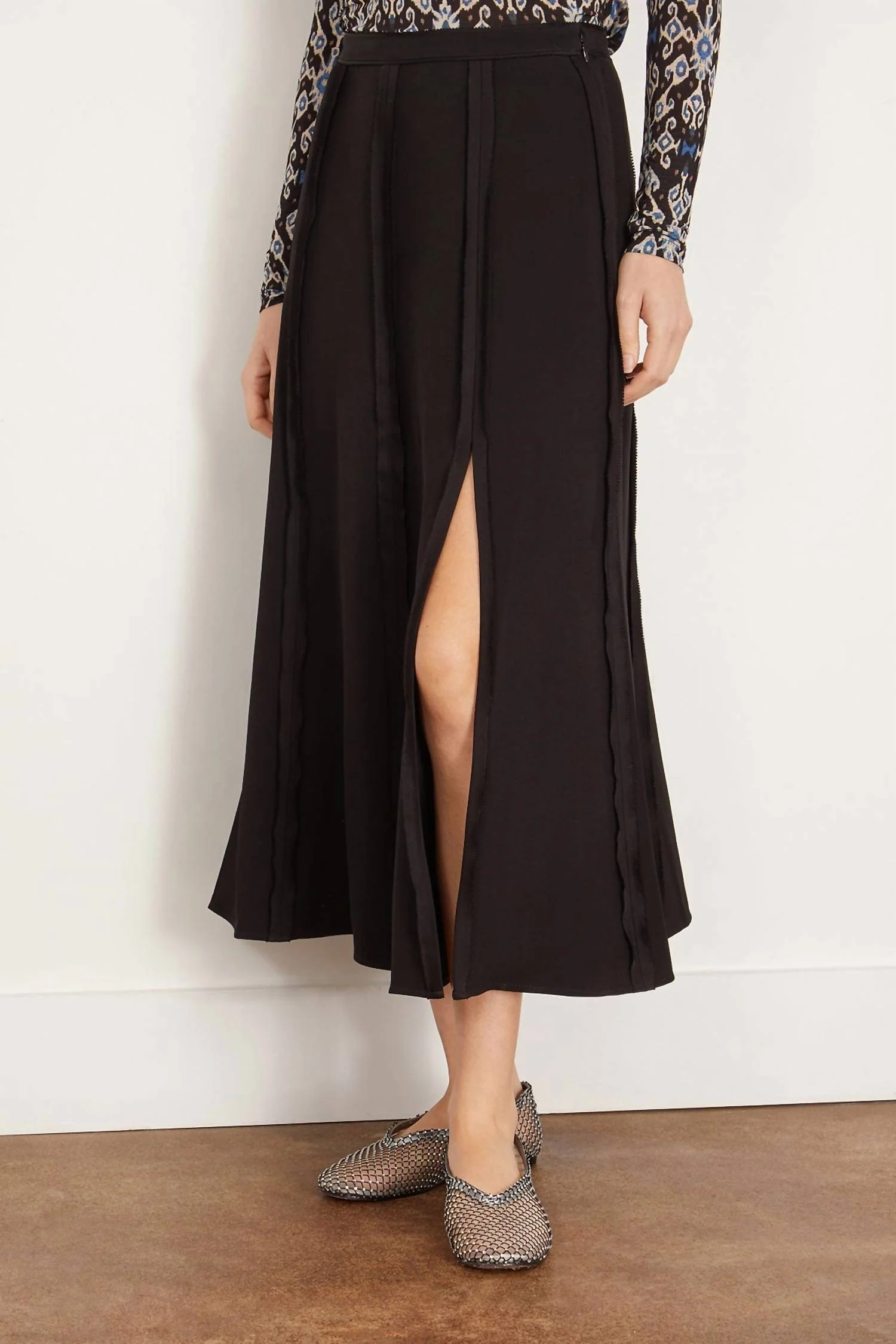 Neema Side Slit Skirt In Noir