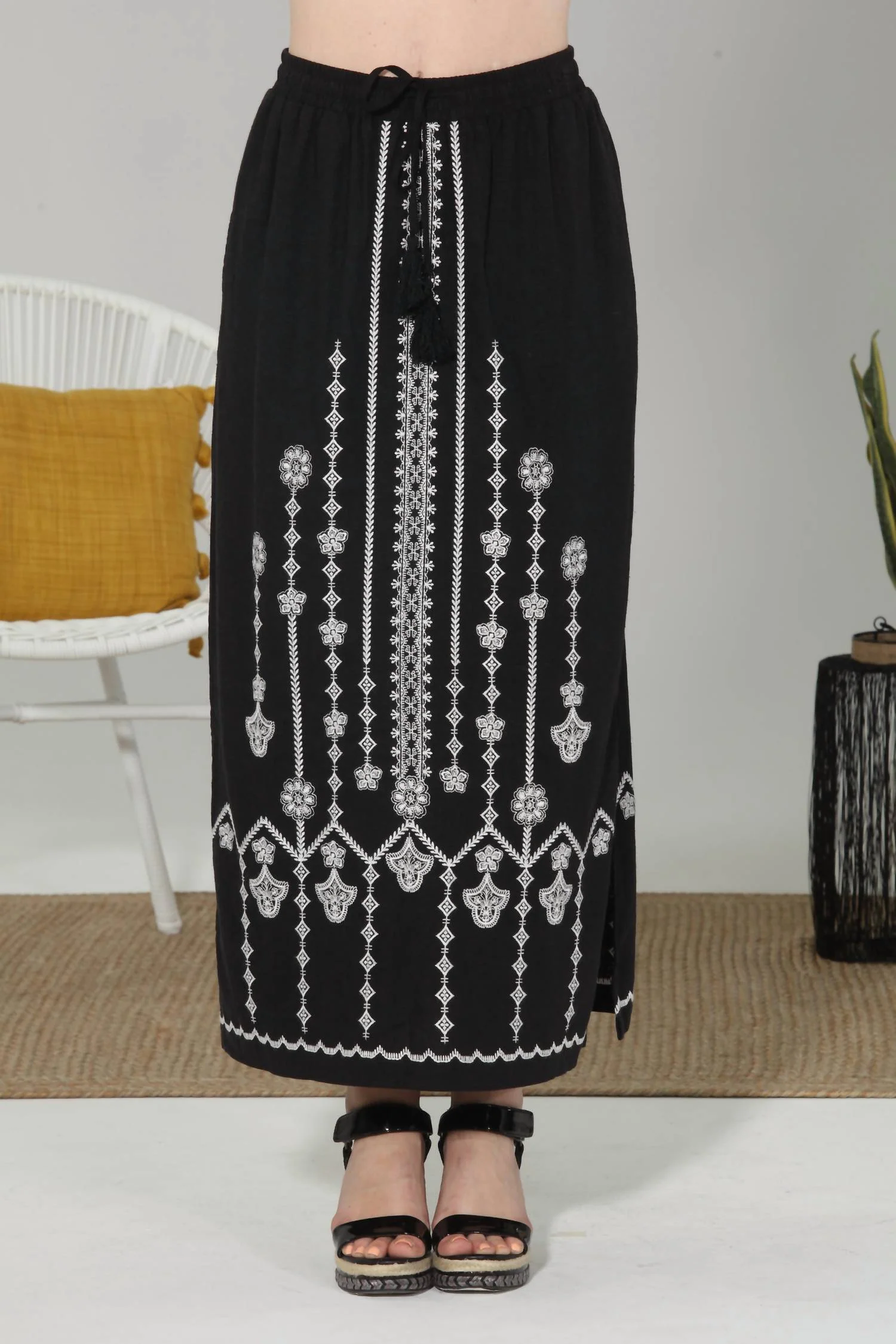 Linen Blend Embroidered Skirt In Black
