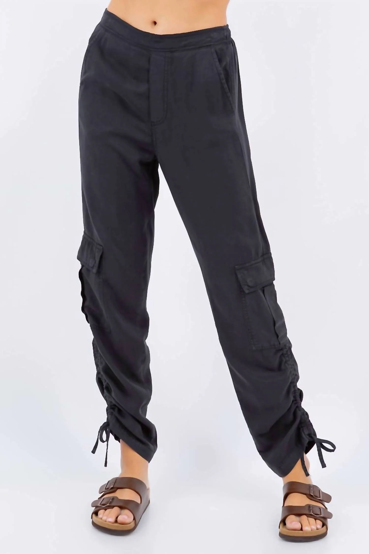Women's Cinched Cargo Pant In Black